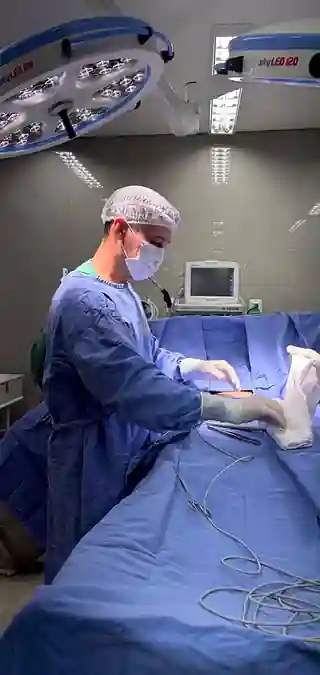 Dr. Pedro de Paula Junior durante procedimento cirúrgico